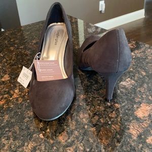 NWT Black faux suede pumps.